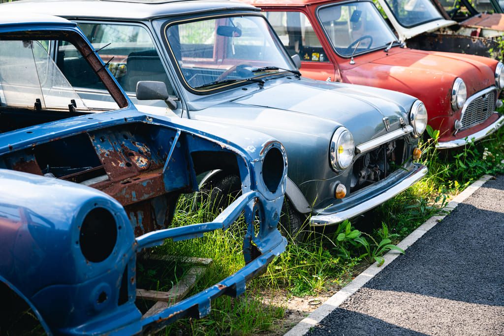 My Mini Revolution Classics New Mini restauration restaurée réfection sellerie carcasse neuf véhicule occasion young timer old school retro classic car à vendre préparation vente restauration atelier mécanique entretien showroom Yvelines Bazainville Houdan Paris France